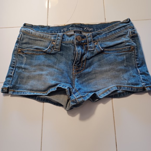 Victoria's Secret London Shorts, 30W x 2L, Low-Rise Flap Pockets 9" Waist to Hem - Picture 1 of 7